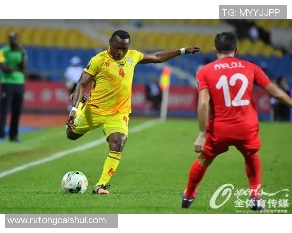 膝盖受伤的足球明星如何克服困境重返赛场的励志故事